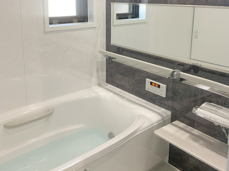 バスルームリフォーム 高級感のある温かいバスルームと、収納を工夫した洗面所