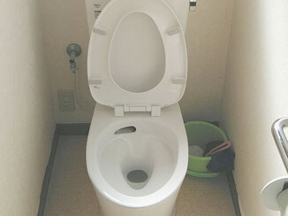 トイレリフォーム 素早く取り替えた、フチレスのお掃除しやすいトイレ