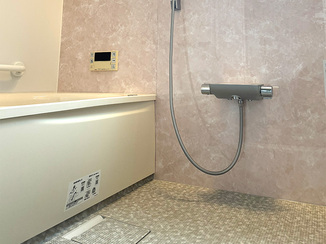 バスルームリフォーム 防犯性を高めた浴室窓と将来を見据えた安心バスルーム