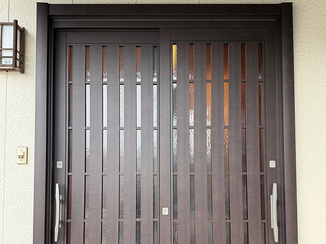 玄関ドアリフォーム 欄間をなくして高さを際立たせた重厚感ある玄関ドア