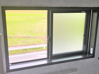 小工事 出窓を撤去して断熱性を高めた浴室窓