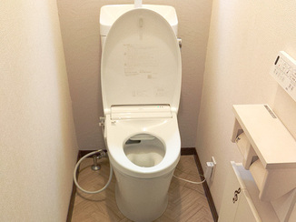 トイレリフォーム ヘリンボーン柄でおしゃれな雰囲気のトイレ