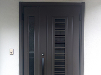 玄関ドアリフォーム 採風タイプで快適性を高めた玄関ドア